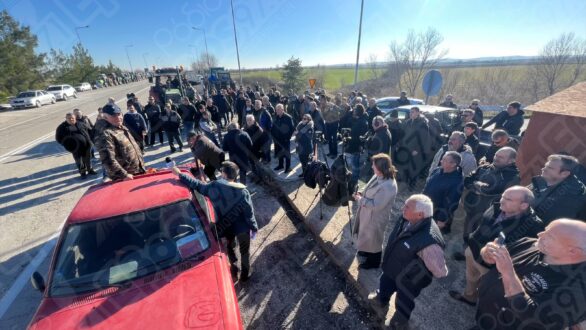 Η 4η μέρα στο μπλόκο των Καστανεών: Οι αγρότες συνεχίζουν δυναμικά τον αγώνα τους