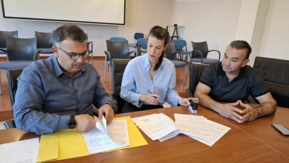 Υπεγράφη το έργο για δημιουργία γηπέδου 5 επί 5 στη Δημοτική Κατασκήνωση Μάκρης