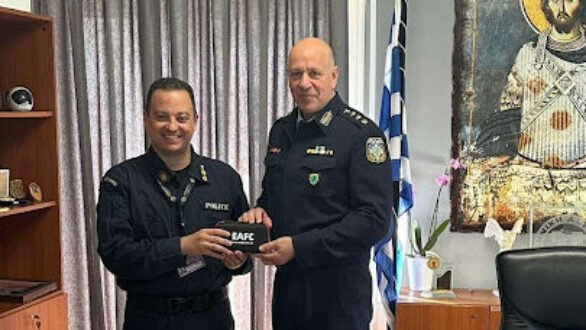 Δωρεά στην Τροχαία έξι φορητών φορτιστών μπαταρίας από την Ένωση Αξιωματικών ΕΛ.ΑΣ