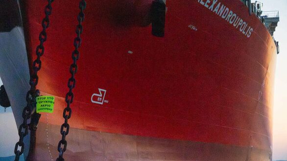 Διαμαρτυρία στον FSRU Αλεξανδρούπολης πραγματοποίησαν σήμερα ακτιβιστές της Greenpeace