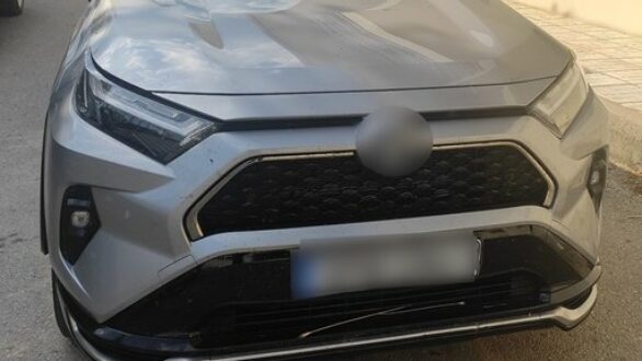 Προπομπός διακινητών με πλαστές πινακίδες – Κατέληξε σε κολώνα προσπαθώντας να διαφύγει