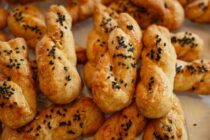 Κουλουράκια ημίγλυκα με μαύρο σουσάμι