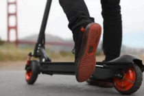 Ηλεκτρικό πατίνι τον οδήγησε στη σύλληψη – Αναζητούνταν για παράβαση του νόμου περί όπλων