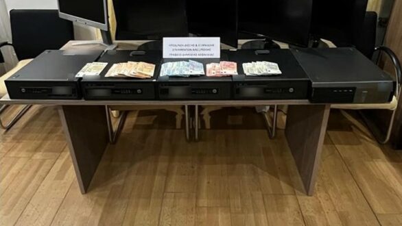 Αλεξανδρούπολη: Παίζανε παράνομα «φρουτάκια» σε υπολογιστές καταστήματος – Έξι σσυλλήψεις