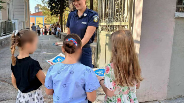 Aστυνομικοί της Αν. Μακεδονίας & Θράκης διένειμαν φυλλάδια κυκλοφοριακής αγωγής σε σχολεία