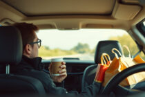 Νέος Κ.Ο.Κ.: Τι πραγματικά ισχύει για μπουφάν, καφέ, νερό, σακούλες κατά την οδήγηση