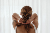 Πώς να αποκτήσεις ένα sleek ή wavy hair look χωρίς να φθείρεις τα μαλλιά σου