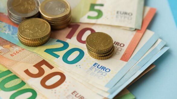 Αύριο η ενίσχυση 250€ σε 1,4 εκ. συνταξιούχους, ανασφάλιστους υπερήλικες και αναπήρους