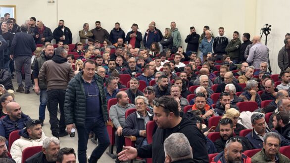 Σκληρά μπλόκα, κλείσιμο τελωνείων, λιμανιών και αεροδρομίων αποφάσισαν οι αγρότες στη Νίκαια της Λάρισας