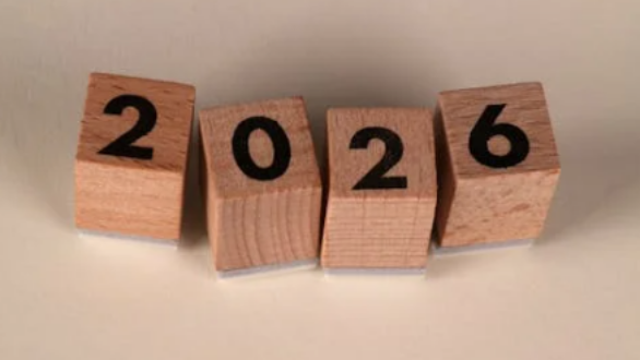 Ημερολόγιο 2026: Οι δύο μεγάλες αργίες που «χάνονται» και τα τριήμερα που «βολεύουν»