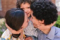 Πότε το μωρό αρχίζει να εξερευνά; Οδηγός για τα στάδια ανάπτυξης (και πώς να το βοηθήσεις!)