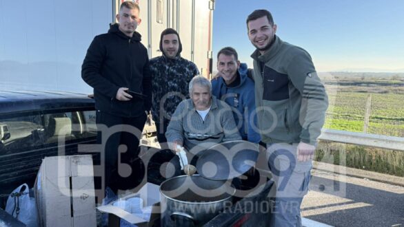 Μπλόκο Κήπων: 300 μερίδες φασολάδα μοίρασαν οι αγρότες στους οδηγούς