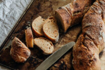 Γιατί η λαδόκολλα δεν πρέπει να μπαίνει κάτω από το φαγητό