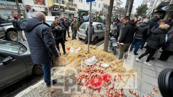 Ορεστιάδα: Σανό, γάλα και κρεμμύδια έριξαν αγρότες μπροστά από τα γραφεία βουλευτών