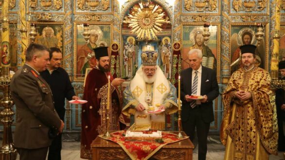 Θεία Λειτουργία και ευλογία βασιλοπιτών από τον Μητροπολίτη Δαμασκηνό