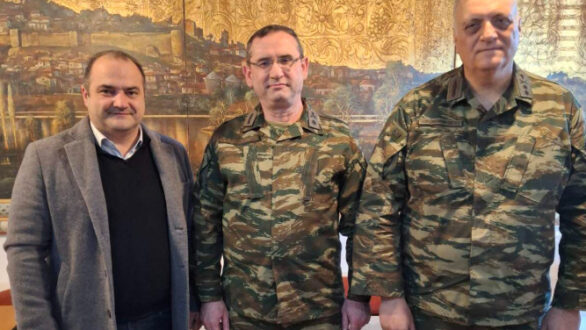 Ο Δήμαρχος Διδυμοτείχου με τον απερχόμενο και τον νέο Διοικητή της 30ής Μ/Κ Ταξιαρχίας