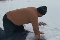 Πάγωσε ο μεγαλύτερος ποταμός της Τουρκίας – Ψαρεύουν όπως οι Εσκιμώοι