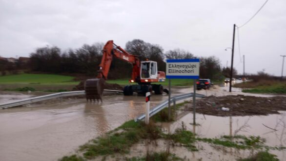 Ζευγάρι εγκλωβίστηκε σε κτηνοτροφική μονάδα έξω από το Διδυμότειχο – Επιχείρηση της Πυροσβεστικής σε εξέλιξη