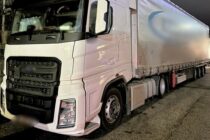 Σύλληψη διακινητή με 4 άτομα κρυμμένα σε ρυμουλκούμενο