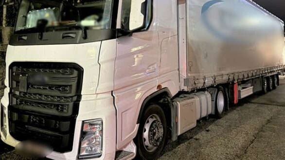 Σύλληψη διακινητή με 4 άτομα κρυμμένα σε ρυμουλκούμενο