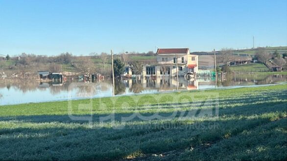 Σε εξέλιξη επιχείρηση απεγκλωβισμού οικογένειας από πλημμυρισμένη κατοικία στο Διδυμότειχο