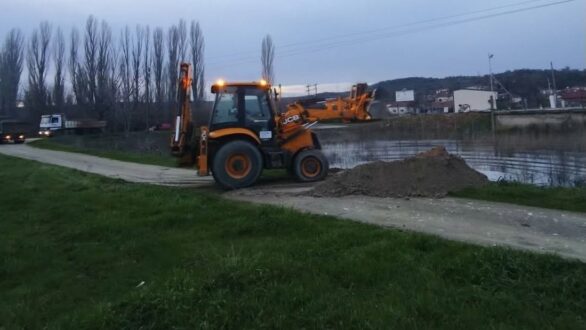 Ολονύχτια μάχη με τα νερά στα Λάβαρα – Ήχησε το 112 για άμεσο κίνδυνο πλημμύρας